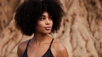 Quatro ideias para usar cabelo curto e encaracolado neste inverno