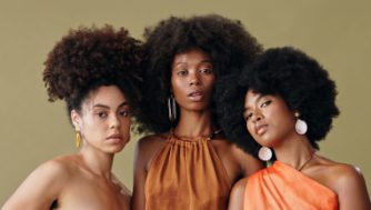 Produtos para cabelo encaracolado: caracóis elásticos, suaves e bem definidos