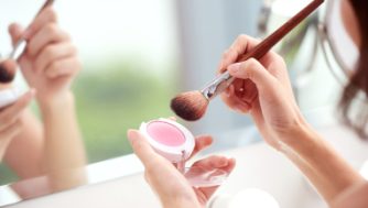 A técnica que te permitirá rejuvenescer apenas com o blush