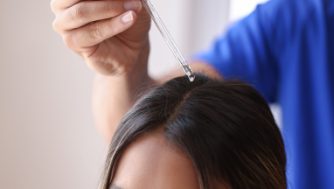 Um dos melhores aliados contra os piolhos: o óleo da árvore-do-chá. Como deves usá-lo 1 Um dos melhores aliados contra os piolhos: o óleo da árvore-do-chá. Como deves usá-lo