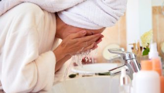Estes produtos de limpeza podem ser prejudiciais para a tua pele: deves tomar precauções ao utilizá-los