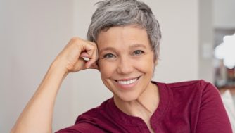 Os 6 melhores cortes de cabelo para deixar crescer os cabelos brancos nas mulheres