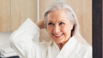 Os 5 melhores champôs para dar mais luminosidade e hidratação aos cabelos brancos