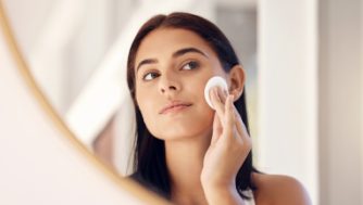 Os 13 melhores produtos de limpeza facial para uma pele sem imperfeições