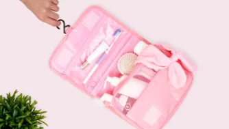 Os 8 produtos essenciais que não podem faltar no teu nécessaire de viagem