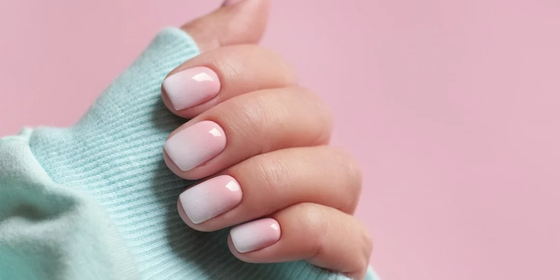 As unhas mais românticas da estação são as fombré nails: descobre como fazer esta manicure 9 FOMBRE NAILS
