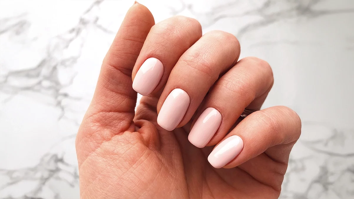 Descobre para que serve a base de unhas rubber e quando usá-la