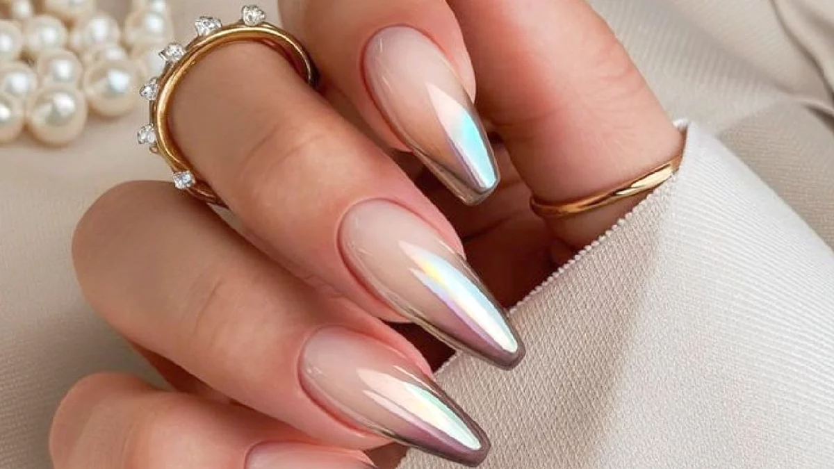 Unhas chrombré: descobre a tendência de manicure que está a conquistar tudo e todos