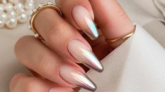 Unhas chrombré: descobre a tendência de manicure que está a conquistar tudo e todos