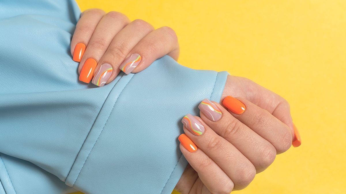 Unhas cor de laranja: a tendência mais vibrante deste verão