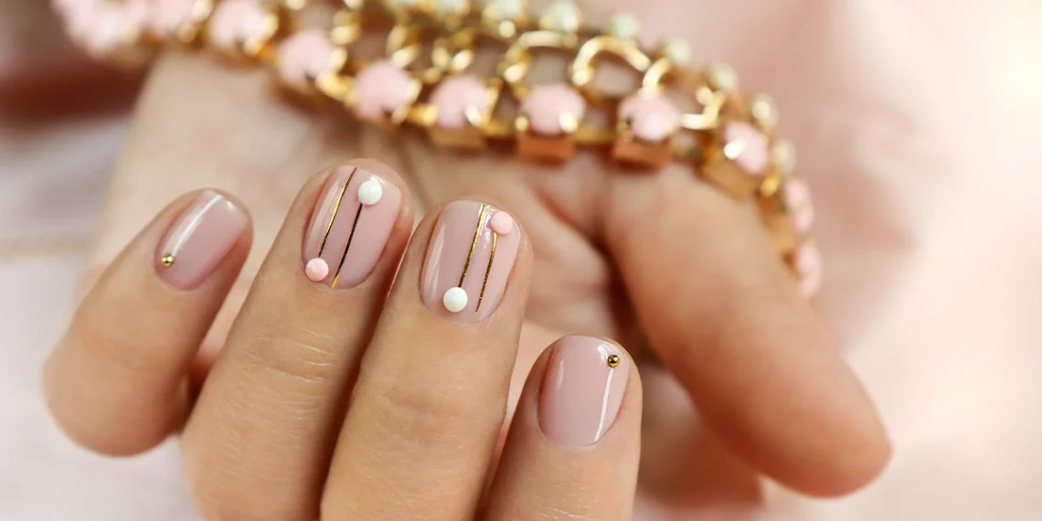 Sim, o nude também brilha no verão: vê estas 5 ideias de manicure 2 MEJ BASES RUBBER UNAS