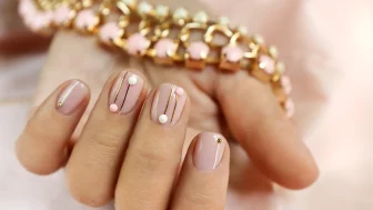 Sim, o nude também brilha no verão: vê estas 5 ideias de manicure