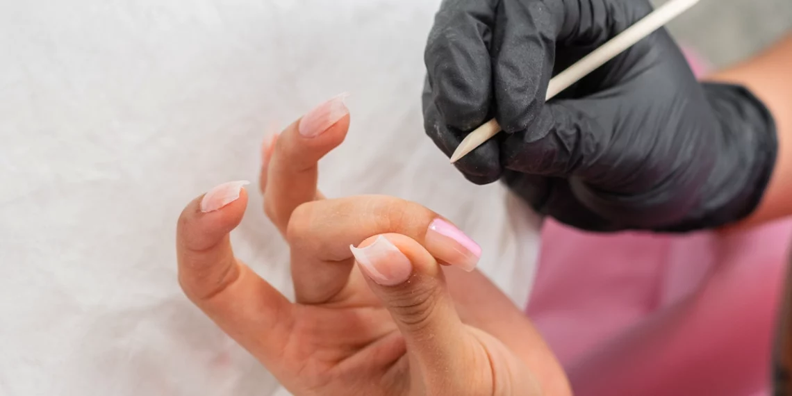 Remove o verniz permanente em casa com segurança e sem danificar as unhas 1 QUITAR UNAS PERMANENTES