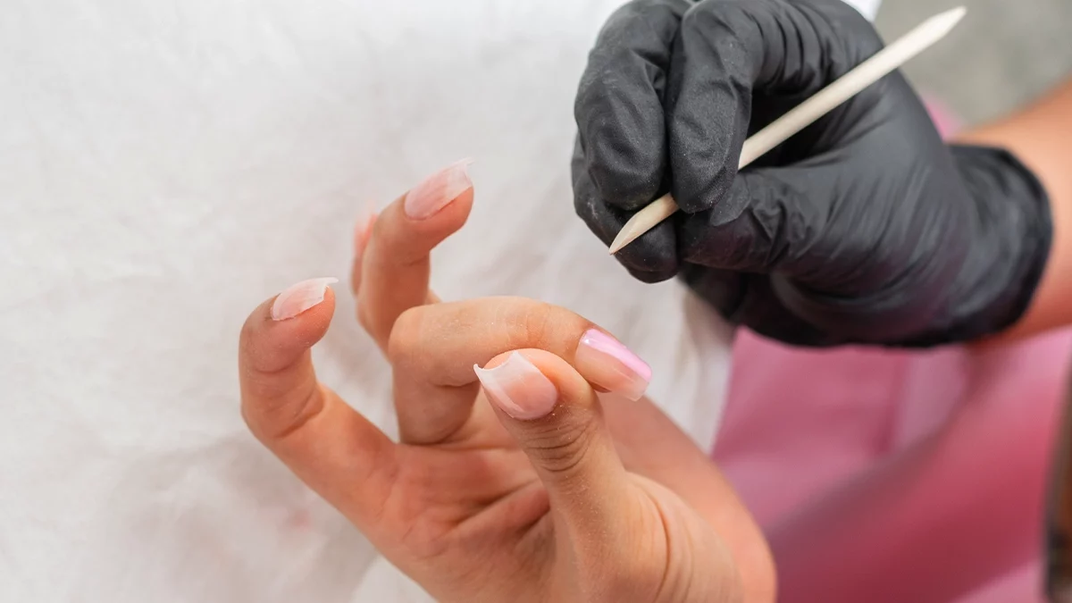 Remove o verniz permanente em casa com segurança e sem danificar as unhas