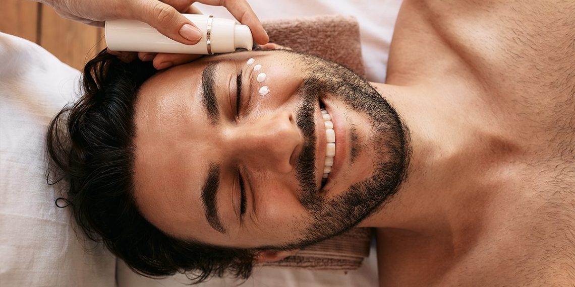 Os homens também se cuidam: tendências em cosmética para o outono de 2025 1 TENDENCIA COSM H 1200x675 1