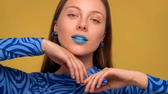 Maquilhagem azul e cosméticos para iluminares o teu Blue Monday