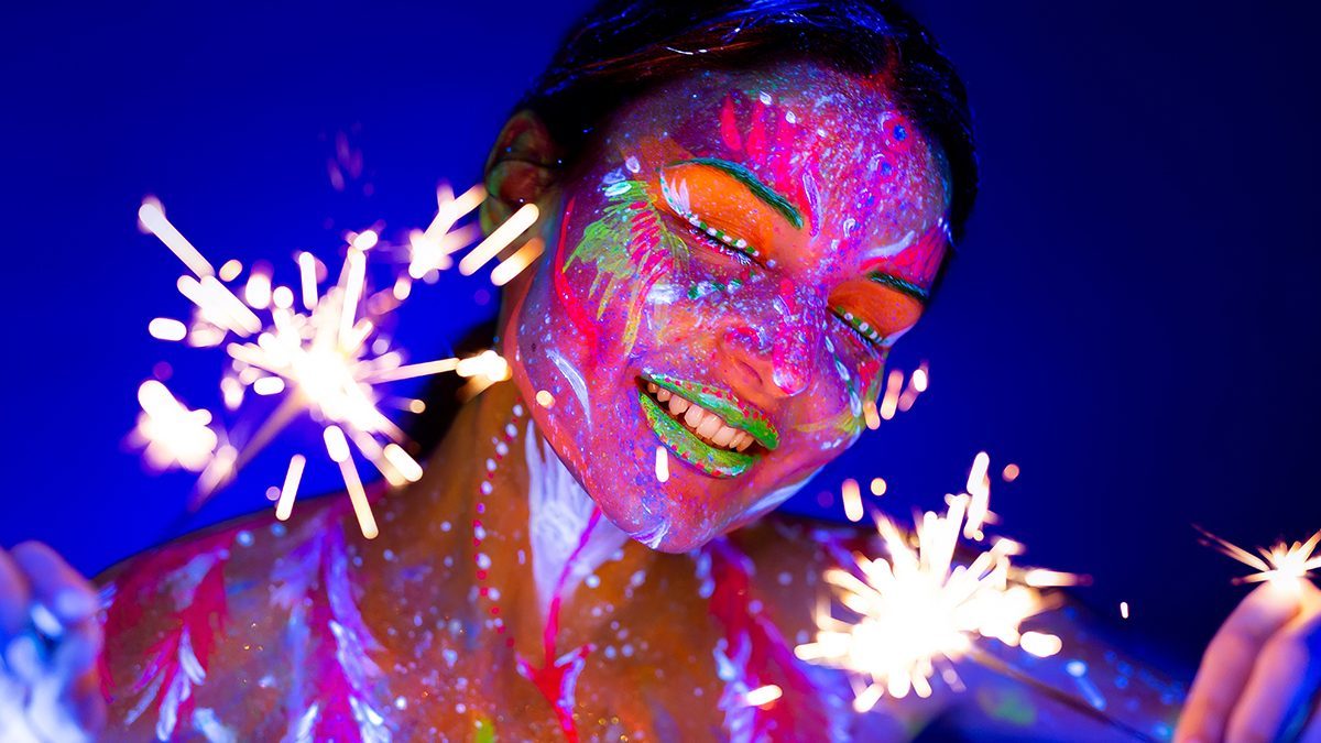 Maquilhagem que brilha no escuro: as 5 melhores ideias se vais a um festival