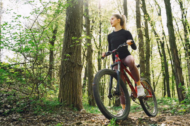 Formas alternativas de fazer exercício sem ir ao ginásio 3 mujer montando bicicleta montana bosque 1157 36511