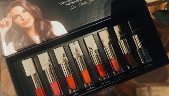 El labial voluminizador de Carla Barber en la revista Semana