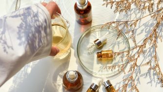 Por qué deberías incorporar estos aceites multiusos en tu rutina facial