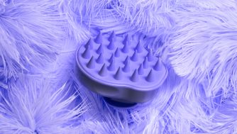 Necesitas un cepillo exfoliante capilar para tu rutina post playa: los mejores