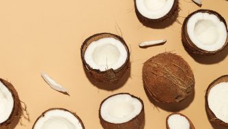 El aceite de coco y los beneficios de utilizarlo en la rutina de belleza
