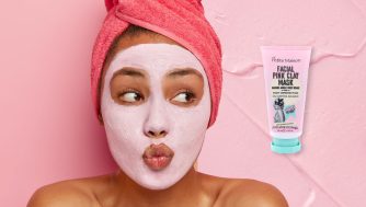 ¿Qué hace la arcilla rosa en el rostro?