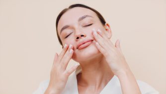 Yoga facial: los mejores ejercicios que tonifican tu rostro de 2025