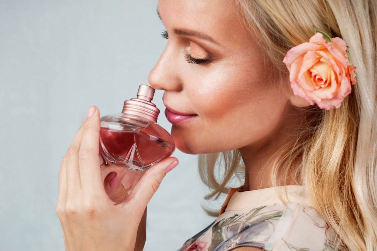 Qué perfumes de mujer huelen mejor: los mejores ejemplos con los que sorprenderás