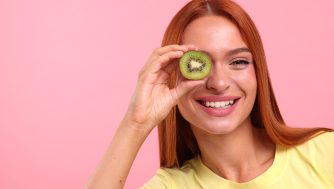 Beneficios del kiwi para la cara: todo lo que necesitas saber