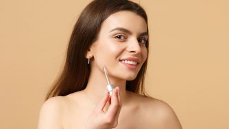 Dile adiós al highlighter con estos serum iluminadores que harán que tu piel brille con luz propia