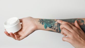 La crema para tatuajes es imprescindible para un buen resultado: estas son las mejores