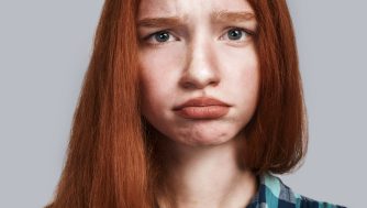 Me han salido rojeces en la cara: ¿qué hago? Los mejores tratamientos para combatir el picor y otras molestias