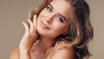 Consigue el castaño perfecto con los mejores tintes para mechas