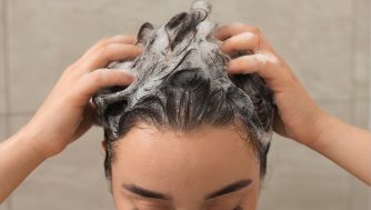 Los 17 mejores champús para pelo graso y fino que eliminan el sebo