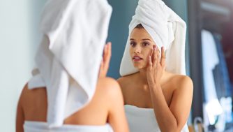 Qué es y cómo seguir la doble limpieza facial