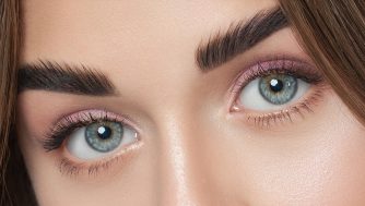 Cejas decoloradas, el paso a paso de la tendencia más atrevida