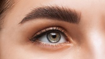 Laminado de cejas: qué es, cuánto dura y cómo se hace según los expertos