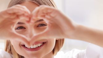 Los 12 mejores contornos de ojos para piel sensible de 2025