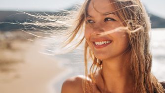 Beneficios del agua del mar para el pelo