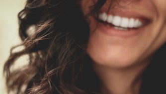 Cómo hacer un blanqueamiento dental sin salir de casa
