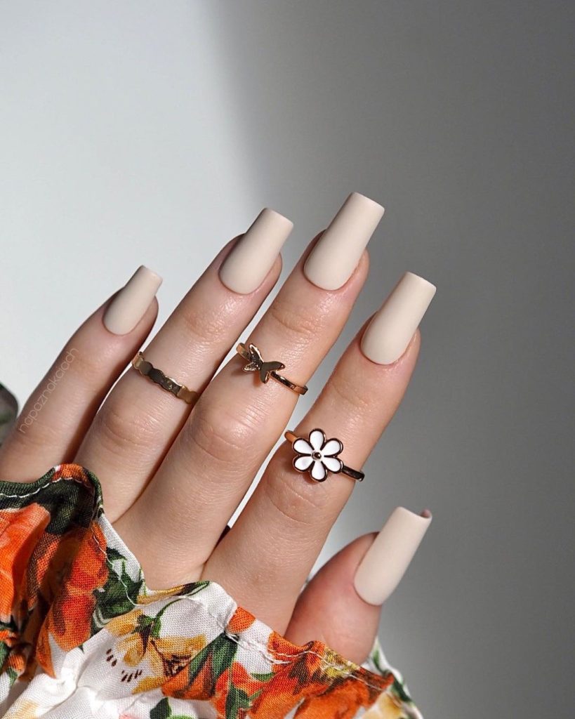 Ideas para tu manicura: uñas en color beige