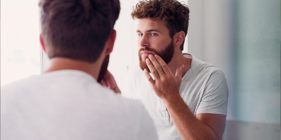 Te contamos por qué aparece caspa en la barba y cómo prevenirla.
