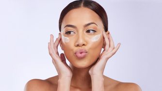 El mejor método para aplicar el contorno de ojos. ¡Súper eficaz!