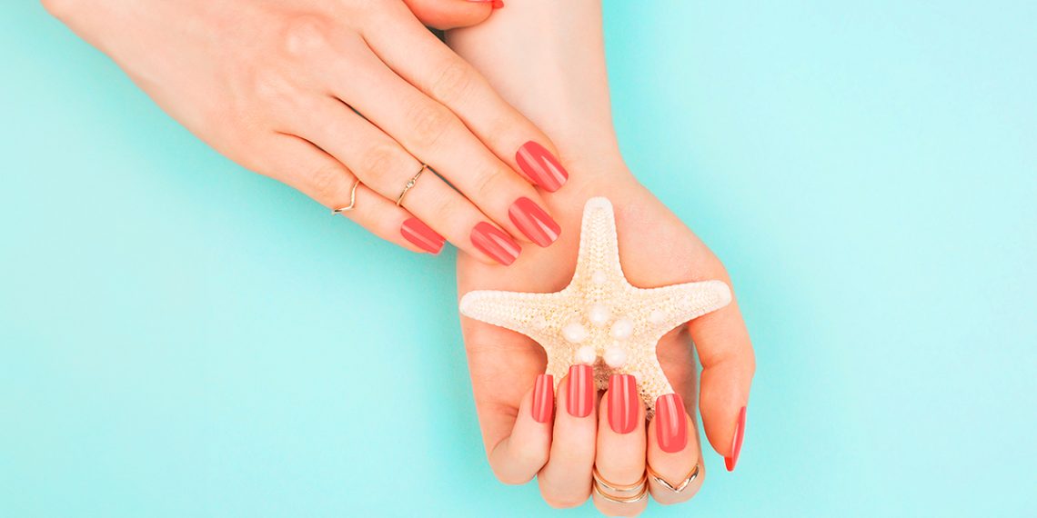 Estas son las mejores ideas de uñas de color coral.