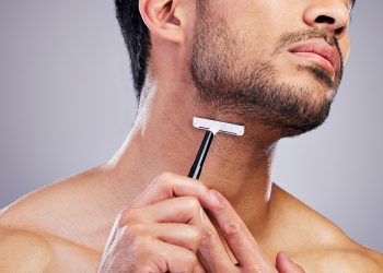 Toma nota de los consejos para depilación con cuchilla si eres hombre.