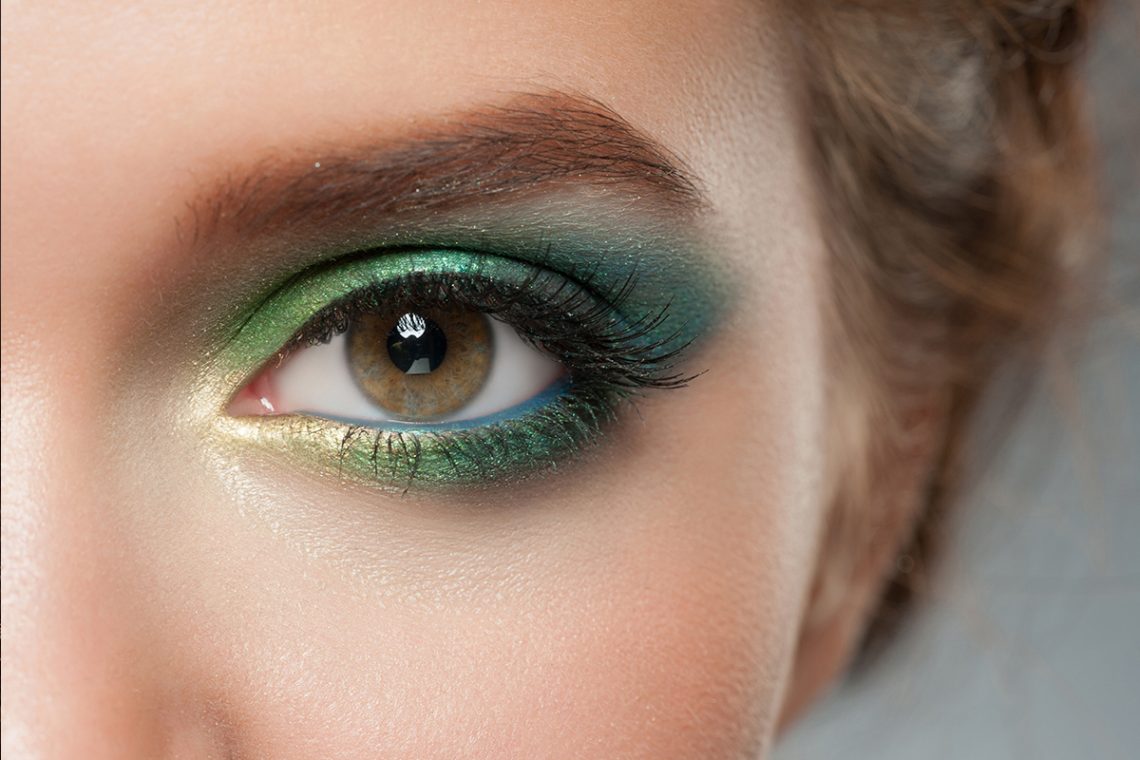 Toma nota de las mejores ideas de un maquillaje para un vestido verde.
