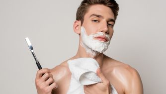 Para los más clásicos: cómo afeitarse con navaja