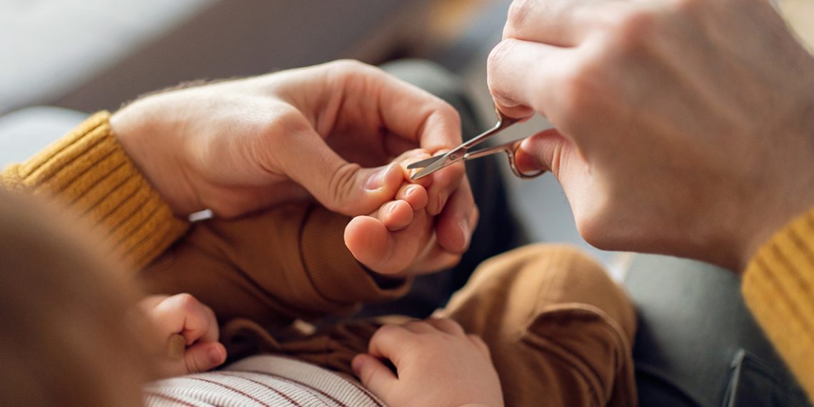Te contamos cuándo y cómo debes cortar las uñas de los bebés