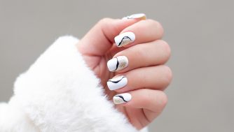 El mejor color para tu manicura e verano: uñas blancas